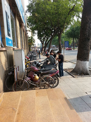 Bất chấp lệnh cấm, một số người vẫn tổ chức trông giữ xe trước Bưu điện Hà Nội.